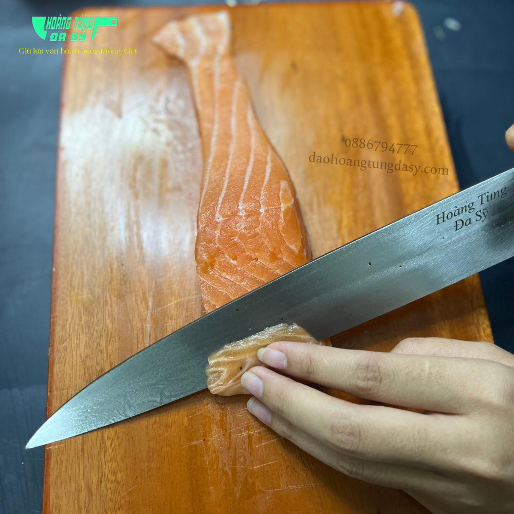 Dao thái cá hồi sashimi