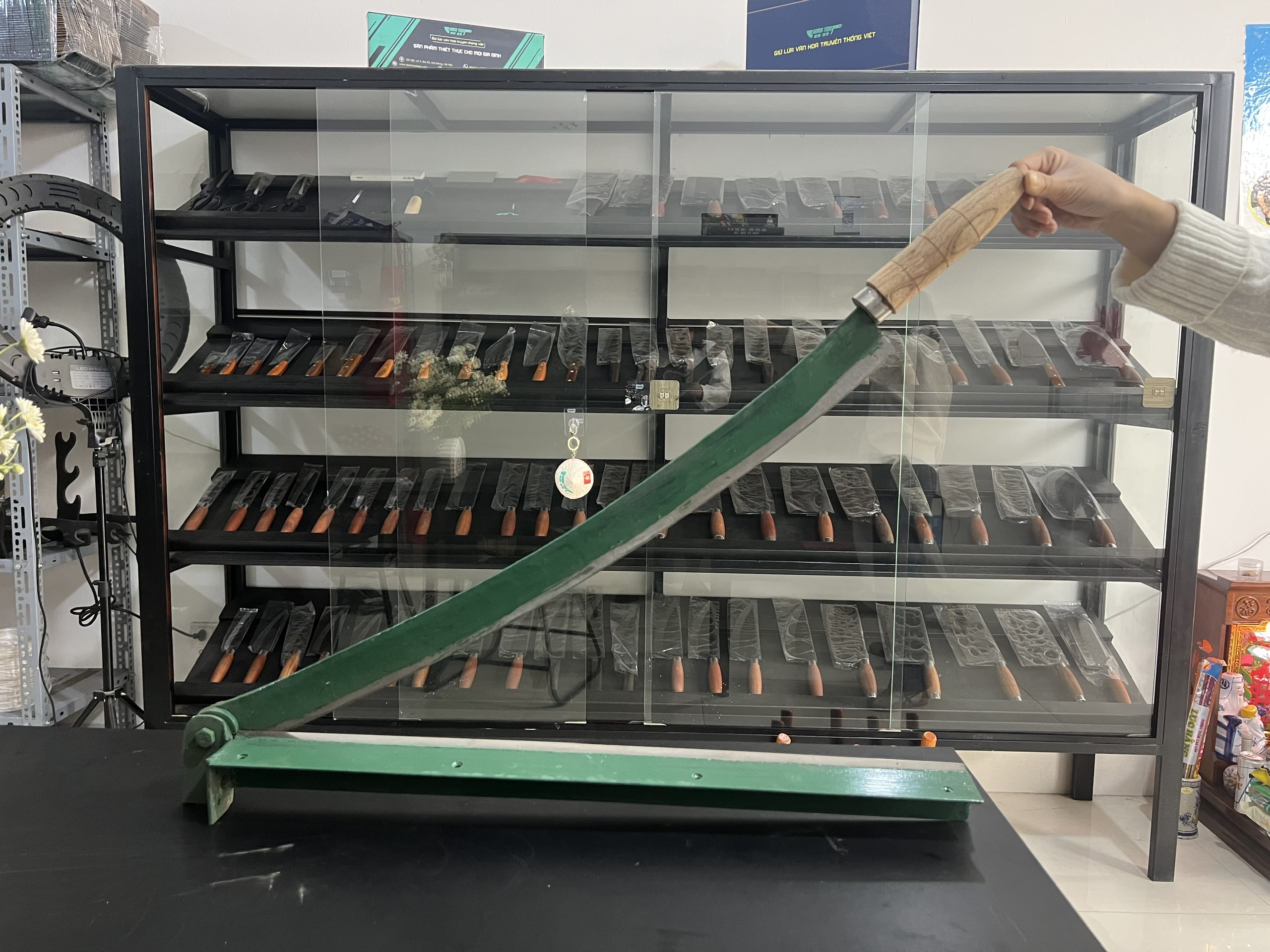 bàn cắt giấy thủ công