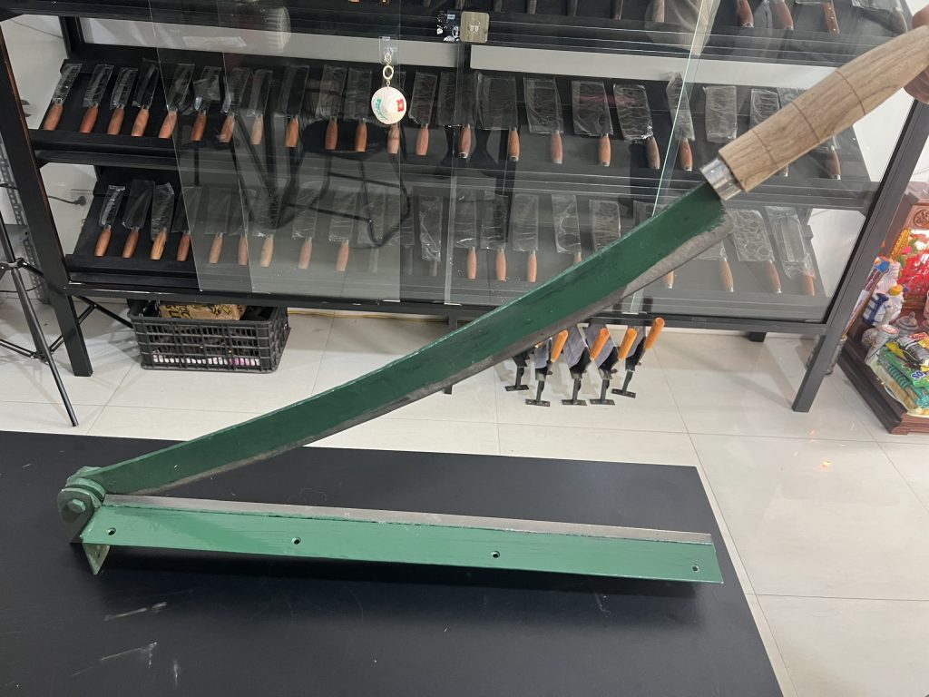 Bàn cắt giấy thủ công