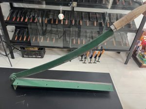 Bàn cắt giấy thủ công